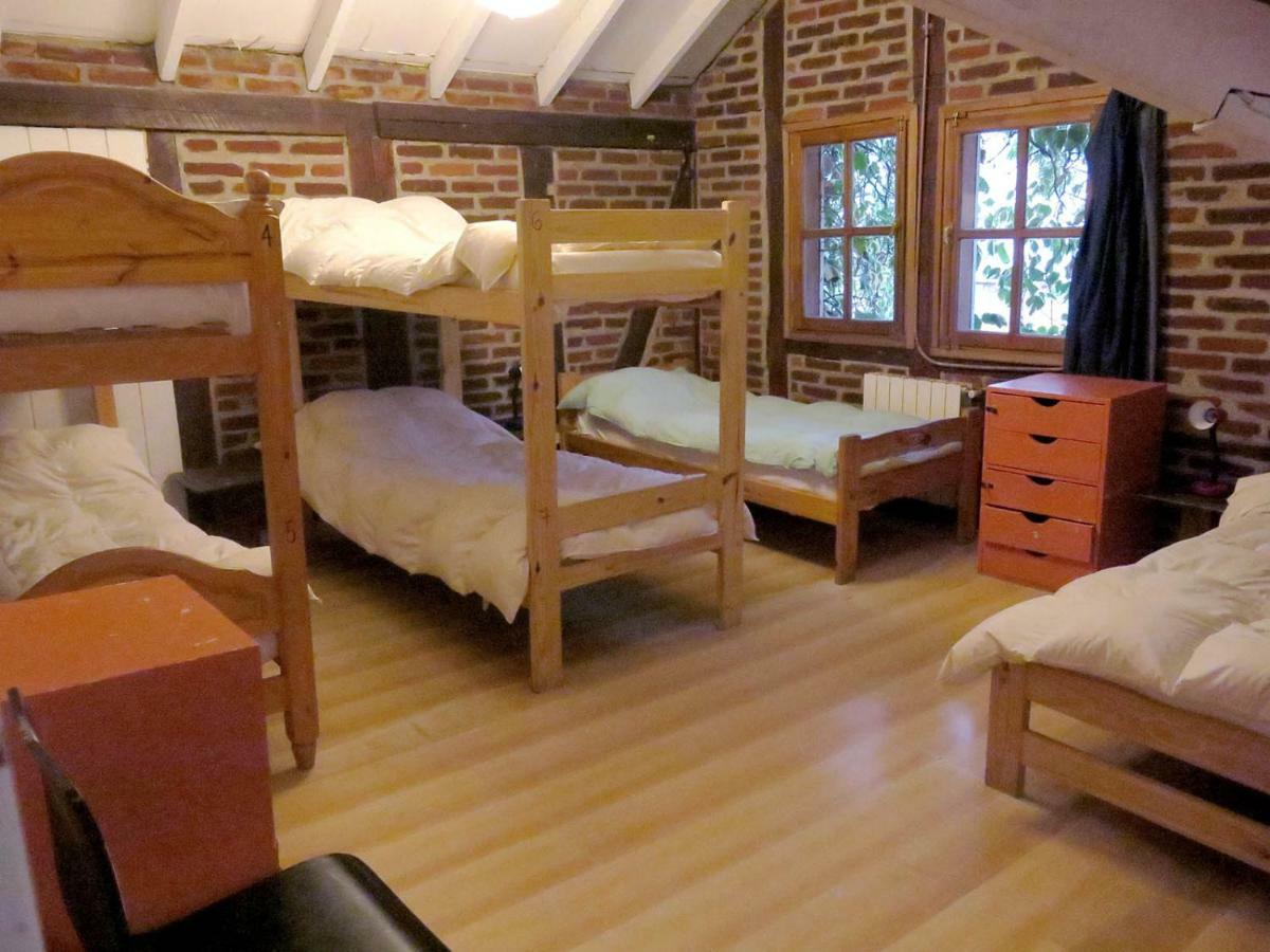 Cama individual en dormitorio compartido de 7 camas