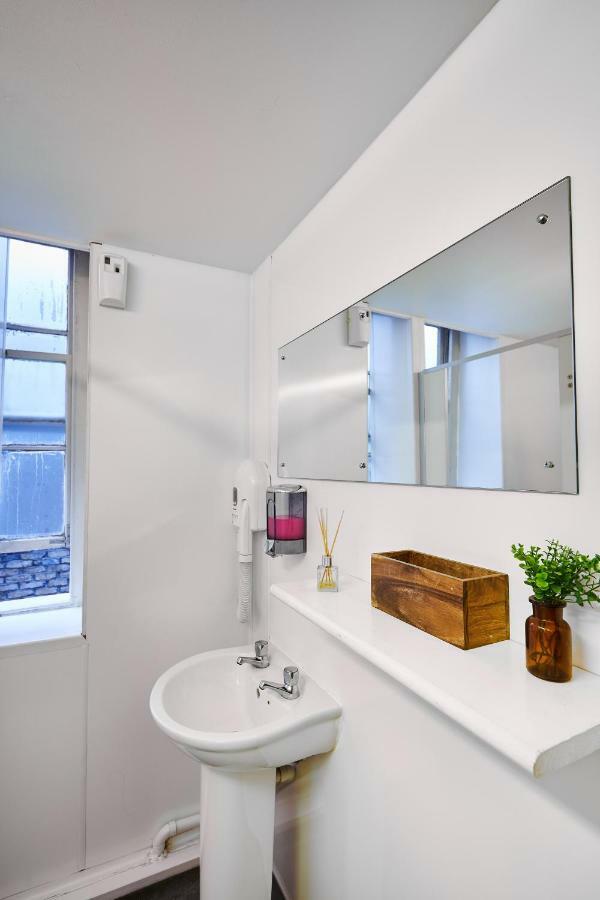Cama em Dormitório Misto com 8 Camas e Banheiro Compartilhado Externo