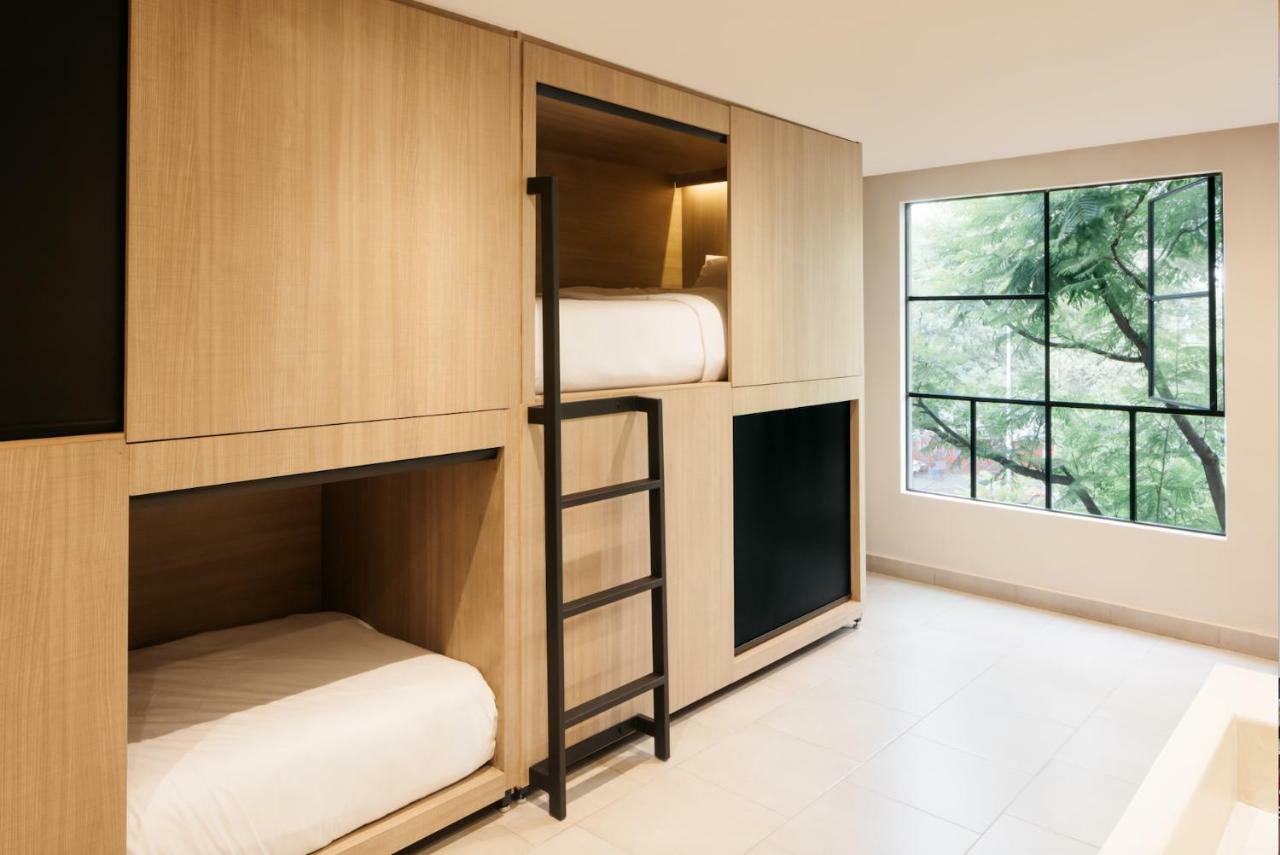 Cama en habitación compartida con 4 camas