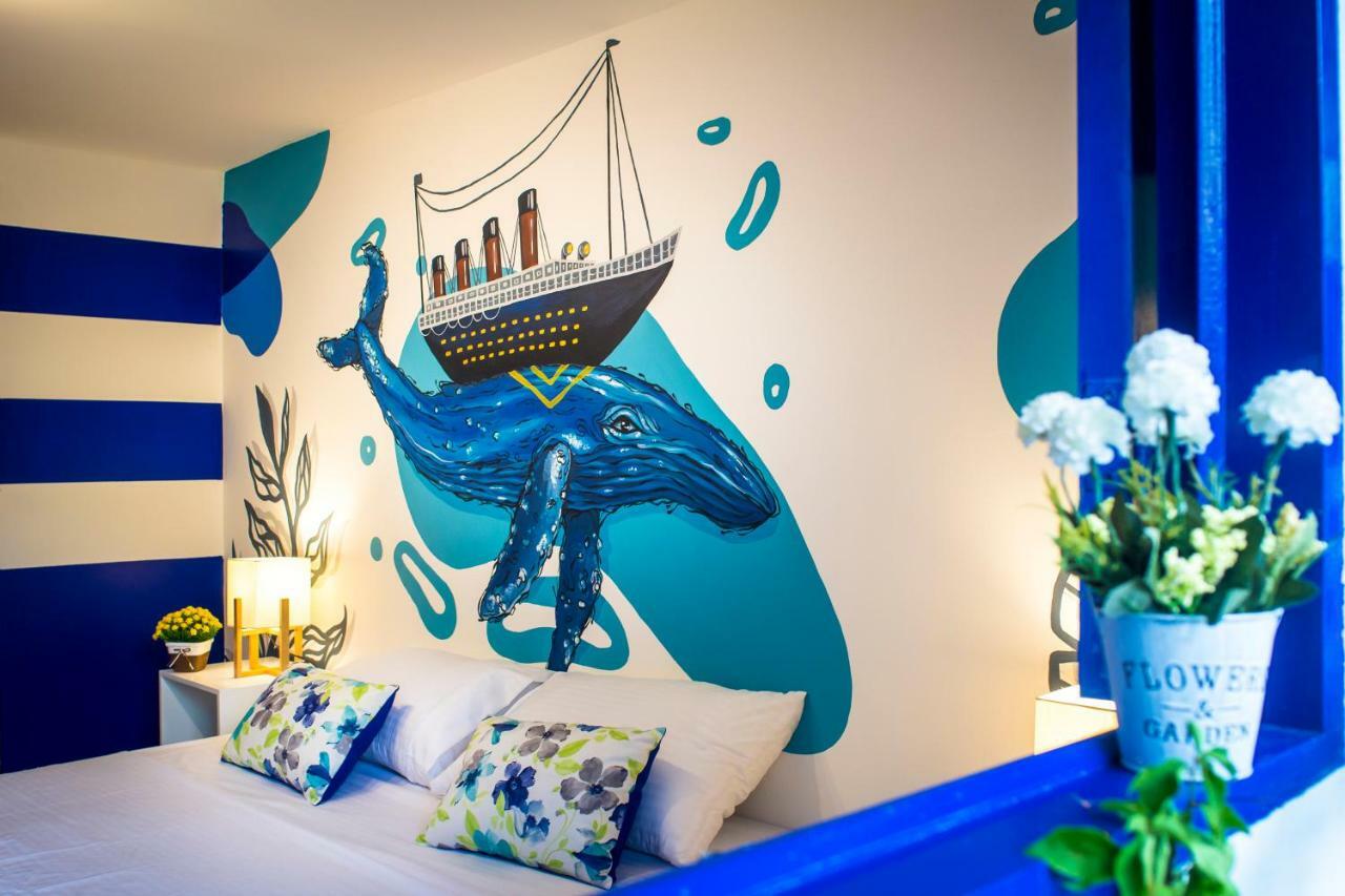 Habitación con cama extragrande y vistas a la piscina