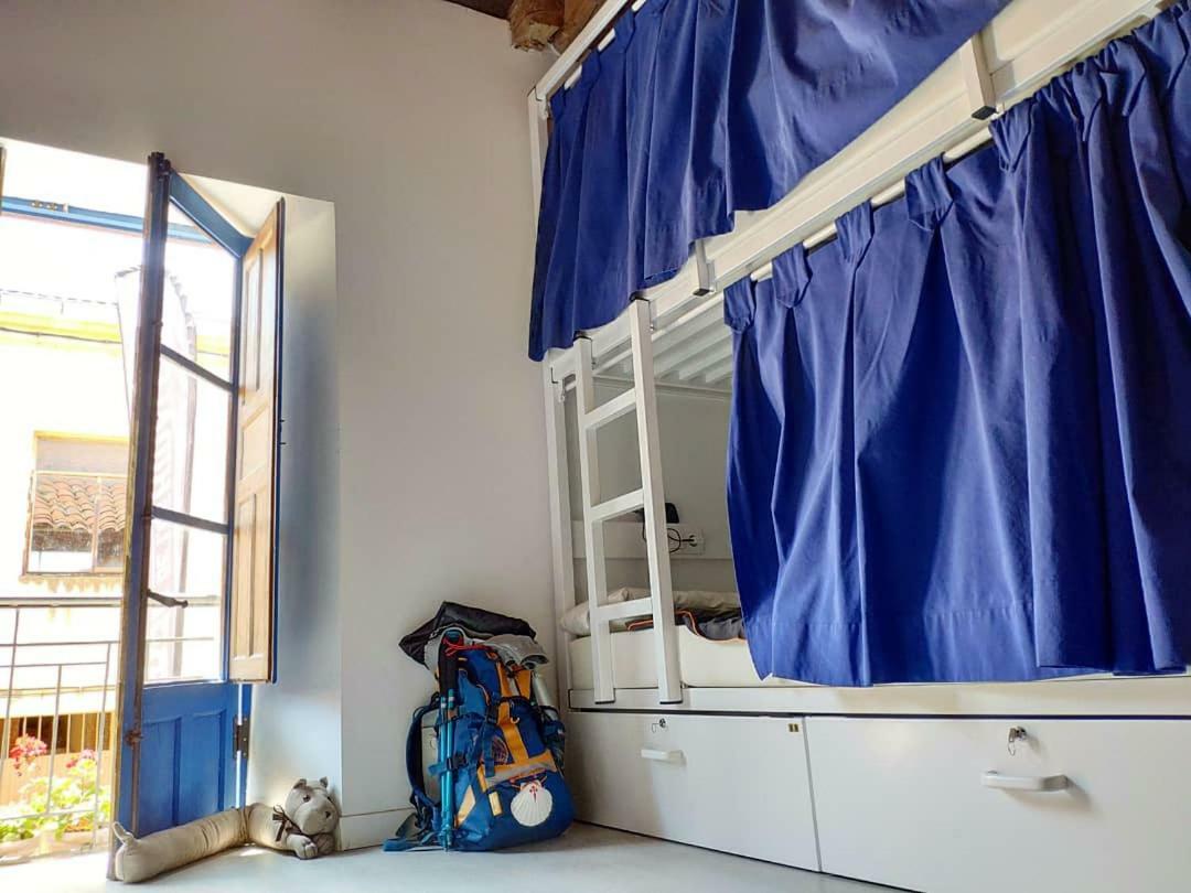 Bed in mixed dormitory room with shared bathroom - 14 beds