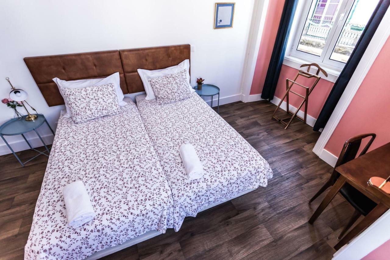 Quarto Superior com 2 Camas de Solteiro com Varanda e Vista para a Cidade