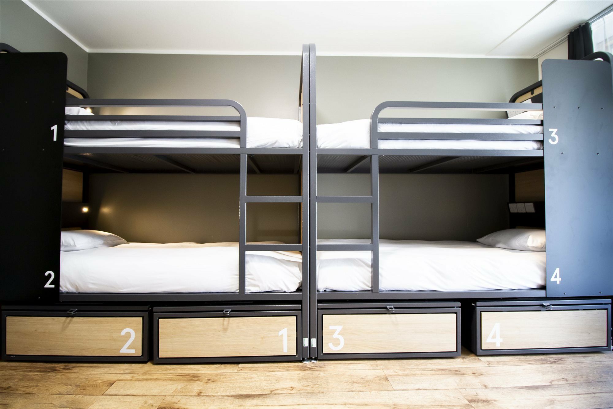 Cama en habitación compartida pequeña con baño