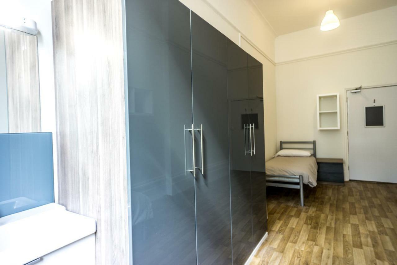 Cama individual en habitación compartida masculina de 2 camas