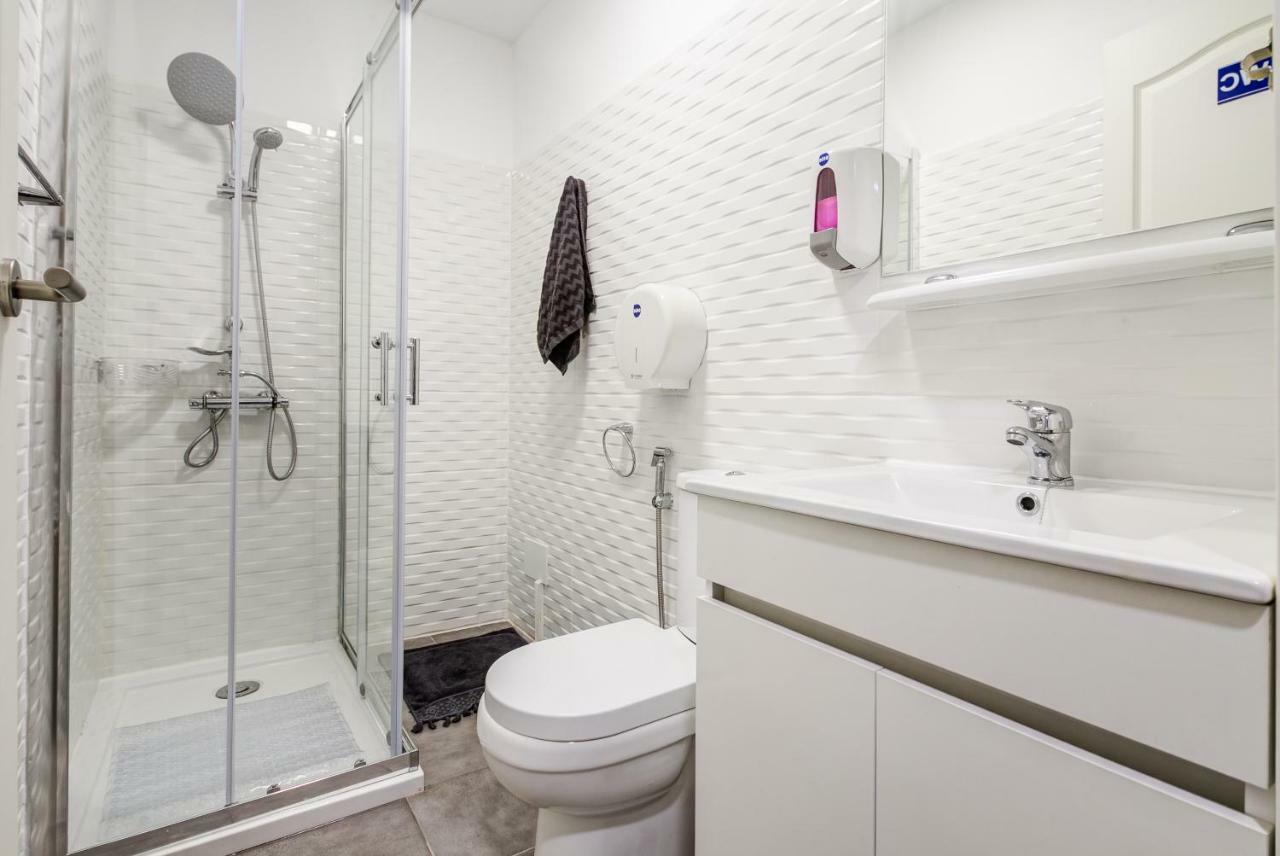 Cama en habitación compartida femenina de 6 camas
