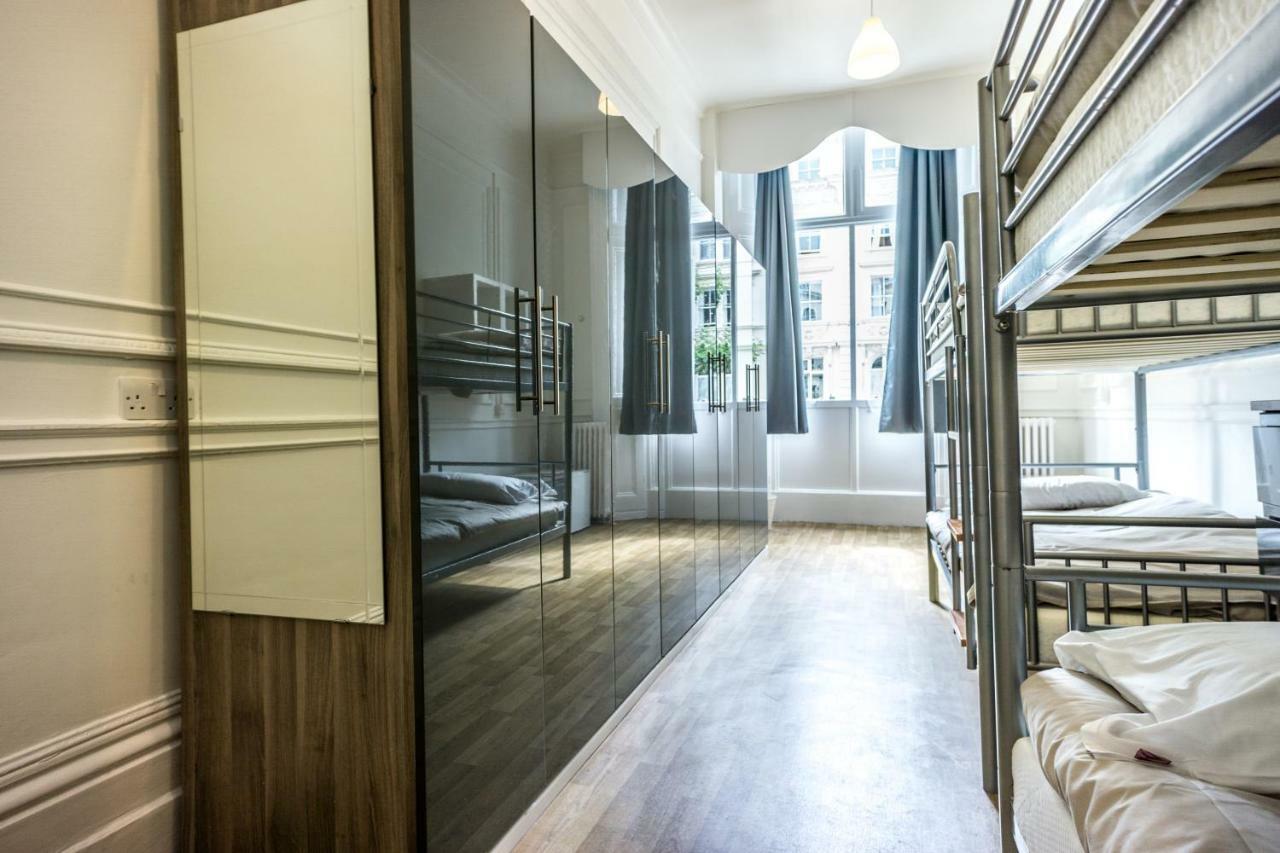 Cama en habitación compartida masculina de 4 camas