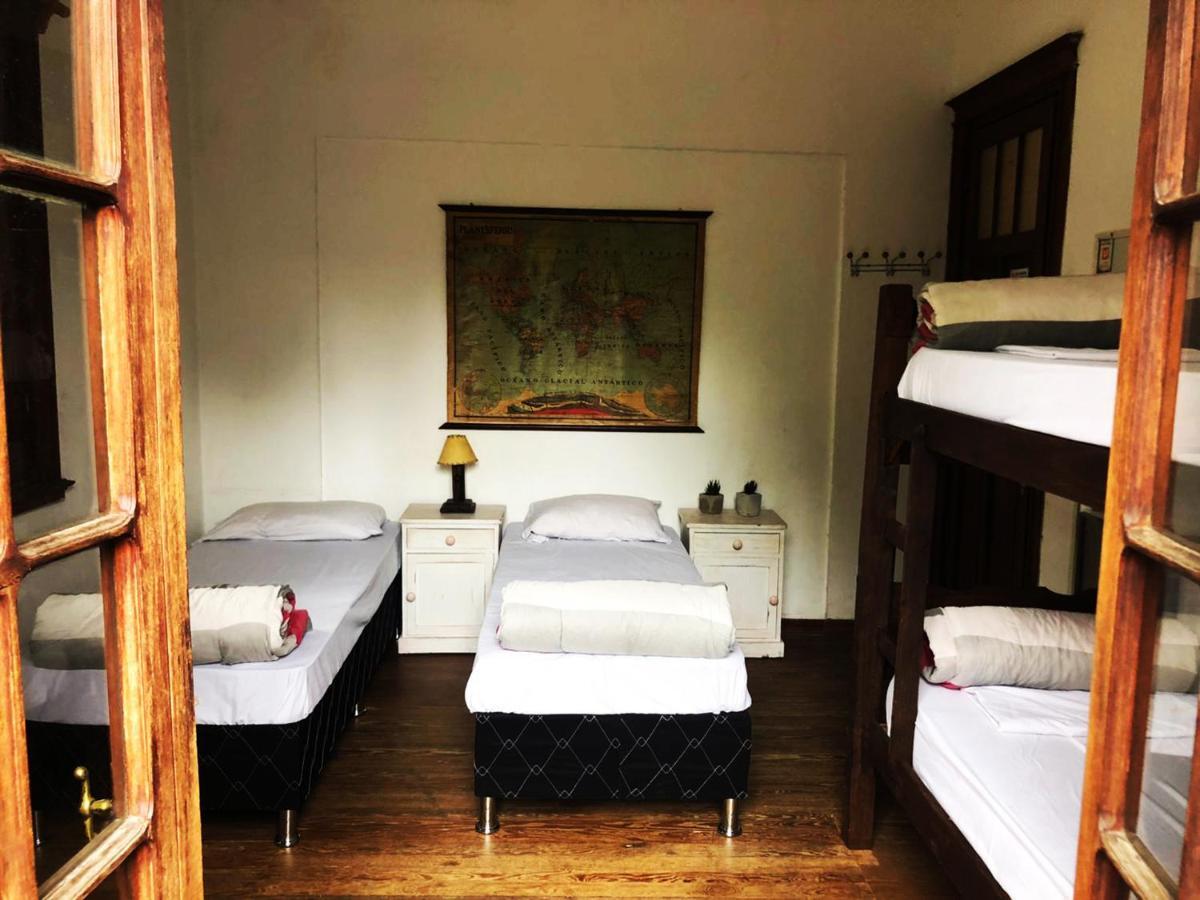 Cama en habitación compartida con 4 camas
