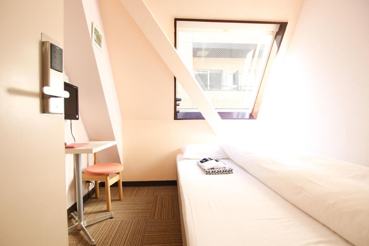 Habitación Doble con cama doble pequeña y baño compartido