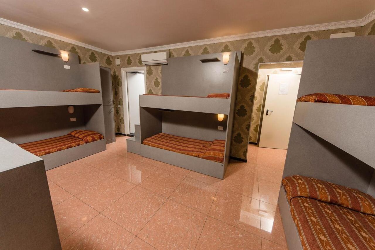 Cama en habitación compartida de 6 camas