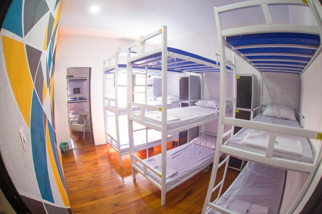 Cama em Dormitório Misto com 8 Camas