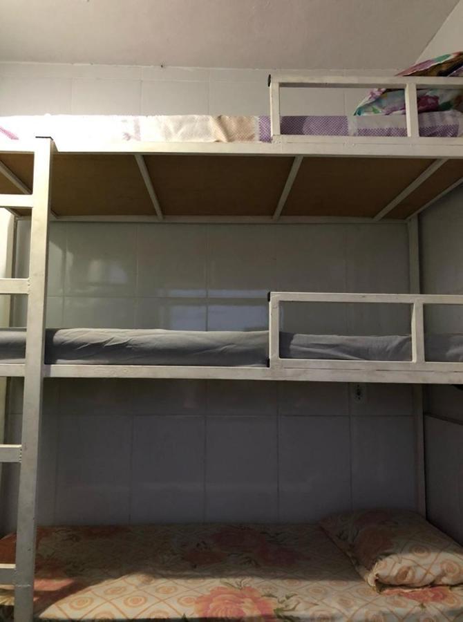Cama en dormitorio masculino compartido