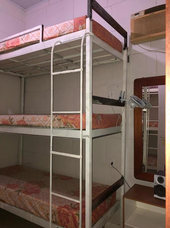 Cama en habitación compartida femenina de 6 camas