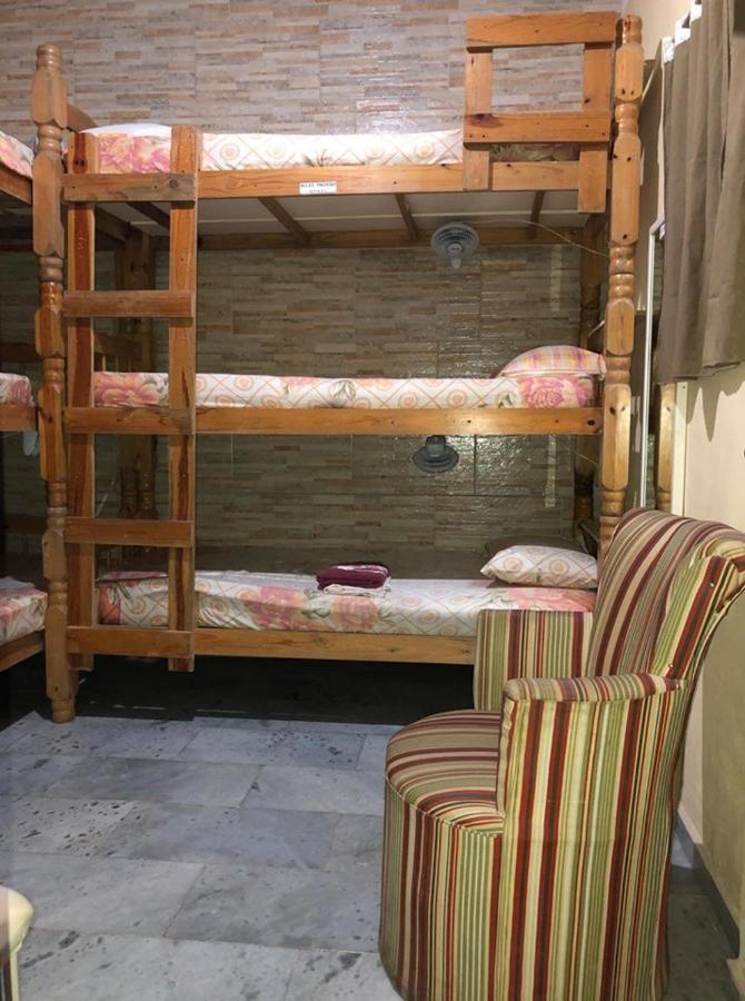 Cama en habitación compartida masculina de 6 camas