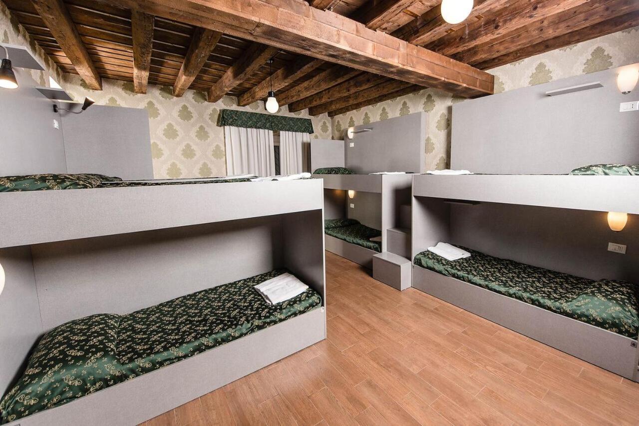Cama en habitación compartida mixta de 8 camas