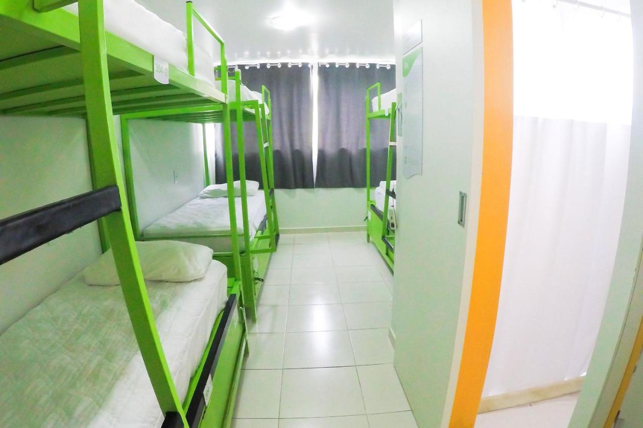 Cama en habitación compartida femenina de 10 camas