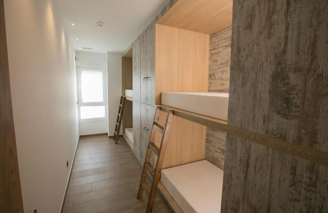 Thostel-1
