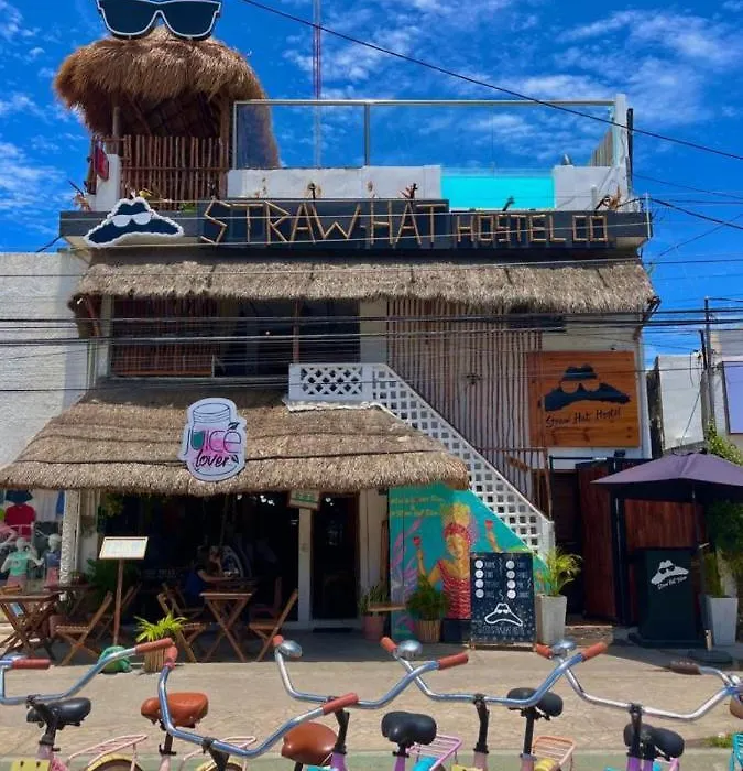 Straw Hat Hostel & Rooftop Bar-1