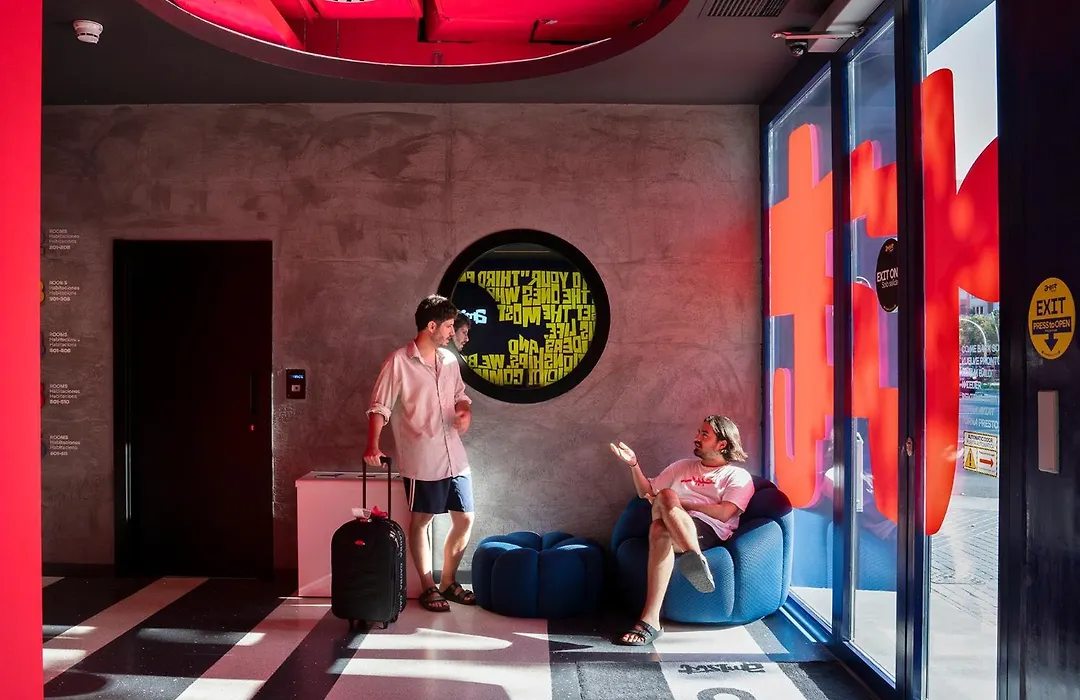 Amistat City Hostel Barcelona-1