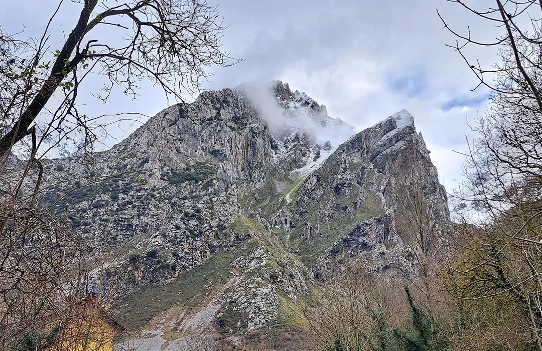 Albergue de Caín El Diablo de la peña-1