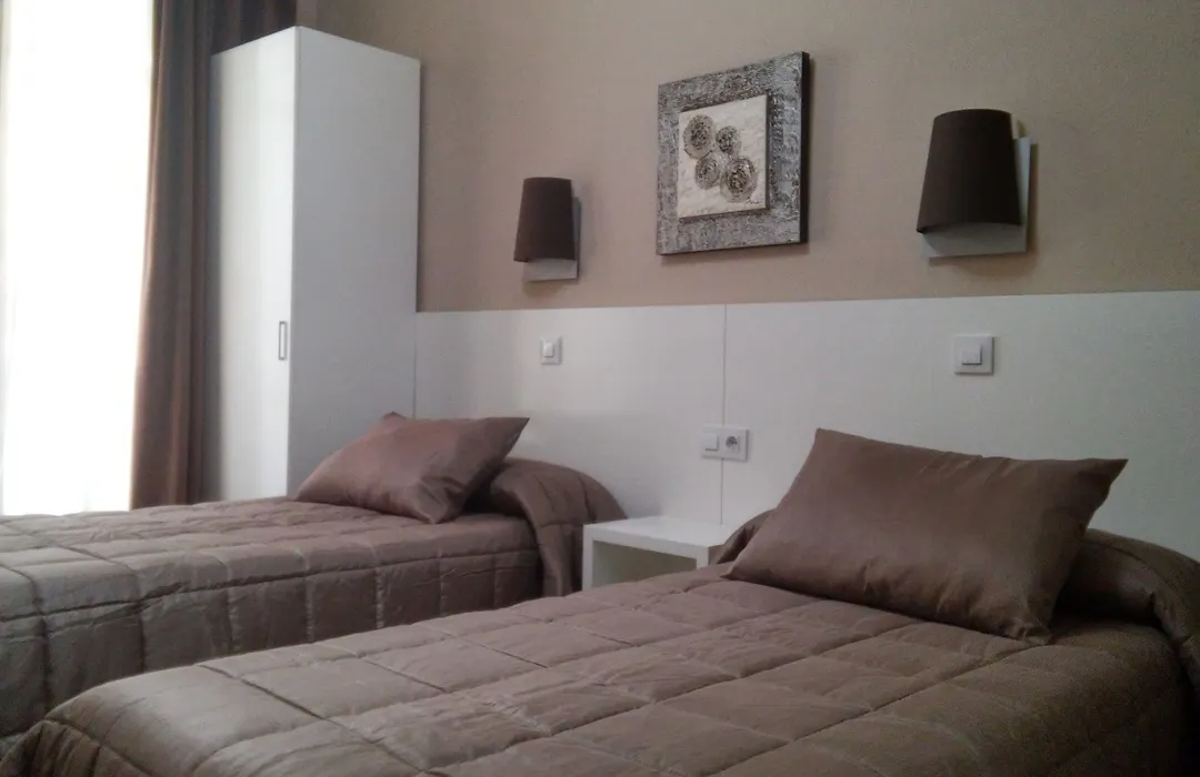 Hostal Lesseps-1