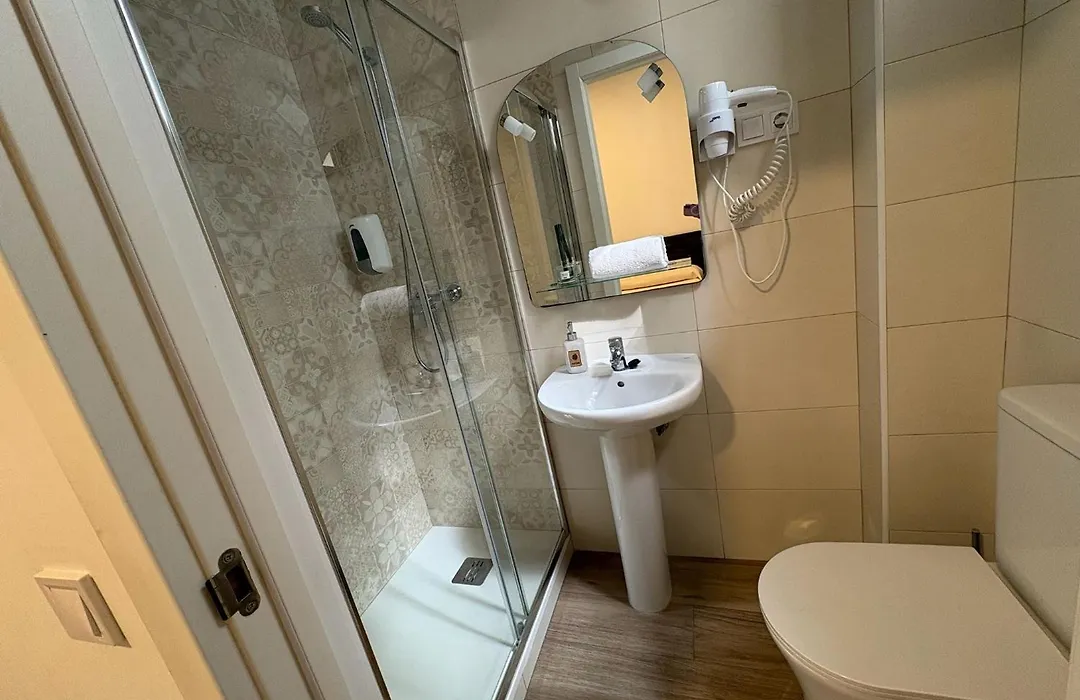 Hostal Andrea Granvia-1