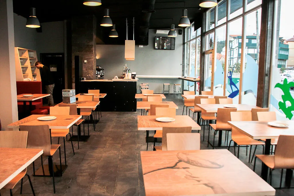 Mundaka Hostel & Sports Cafe-1