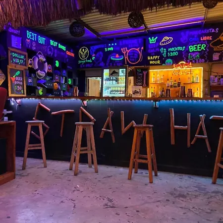 Straw Hat Hostel & Rooftop Bar-2