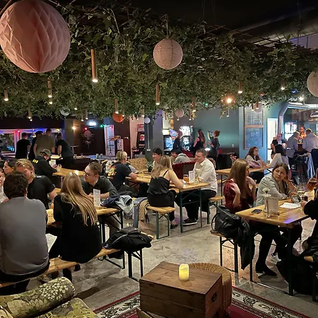 Urban Camper Hostel & Bar-3