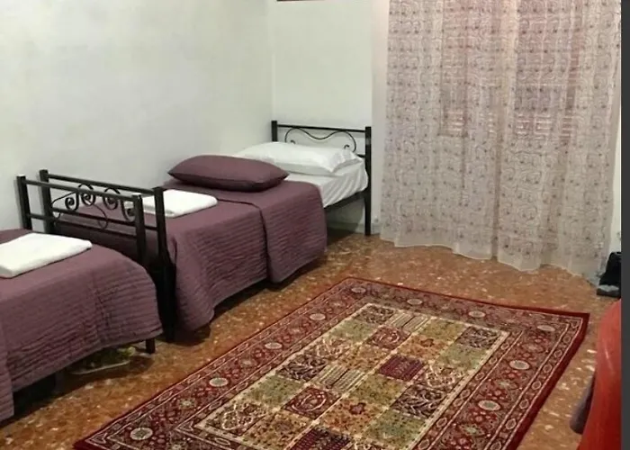 Albergue New Golden House Roma